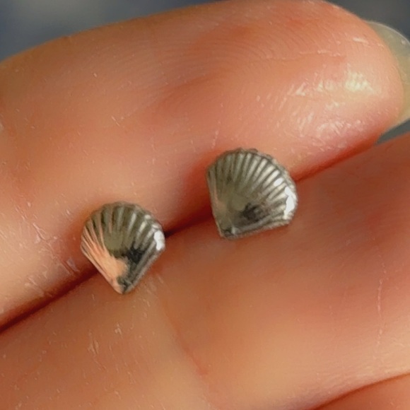 Stainless Steel Sea Shell Ear Stud - Picture 3 of 4